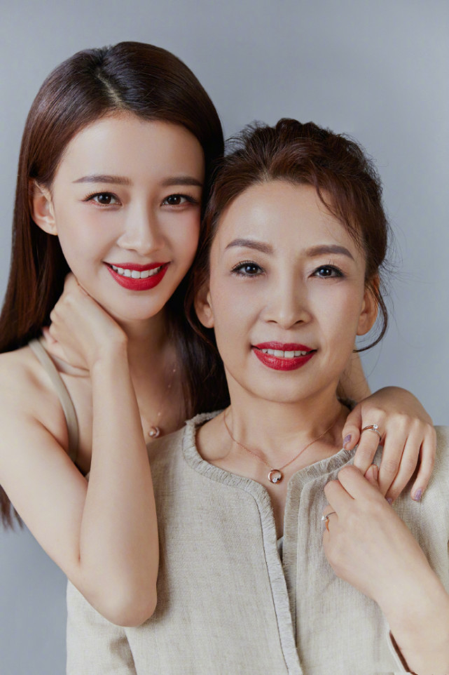 孙怡携妈妈拍时尚大片,50岁孙妈气质卓绝,与女儿同框像姐妹花