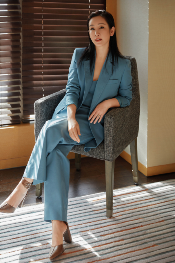 秦海璐的御姐坐火了穿蓝色西装气场全开普通人谁能模仿