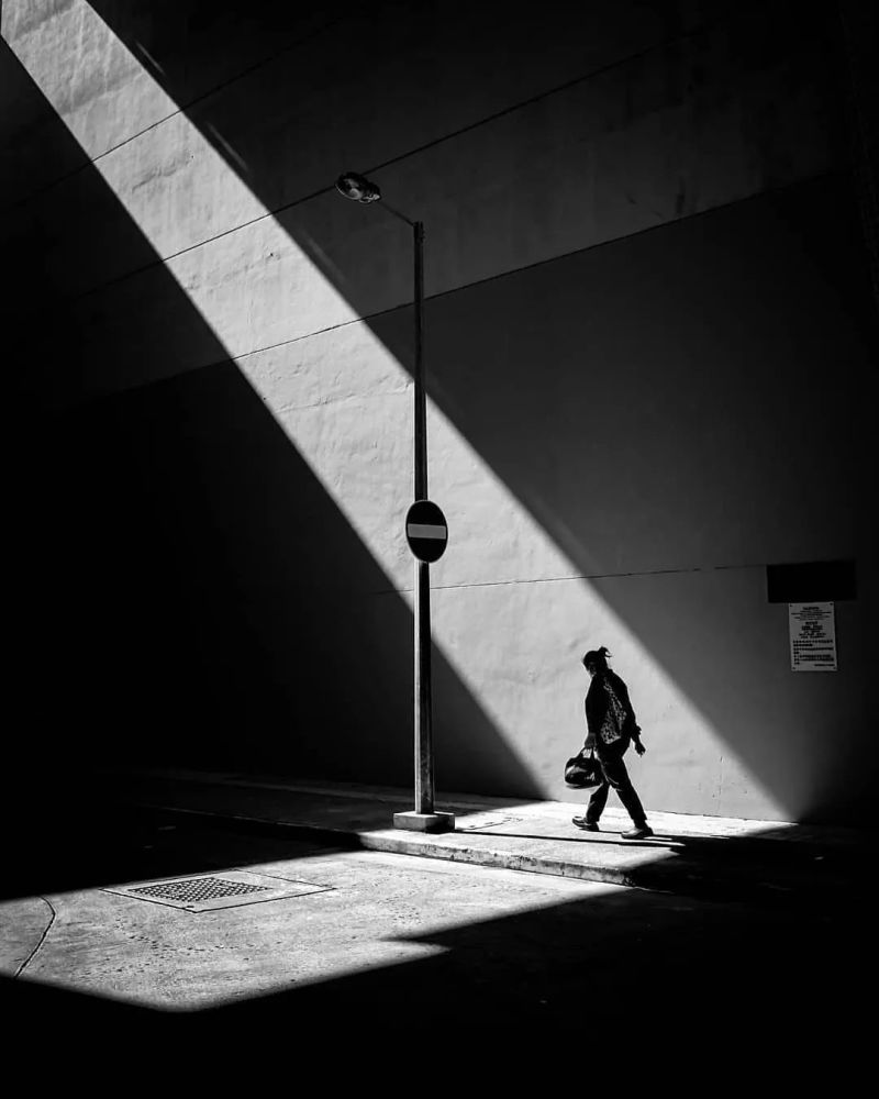 然后,静静等待着人物的"正好"出现让画面极具视觉冲击力巧妙利用建筑