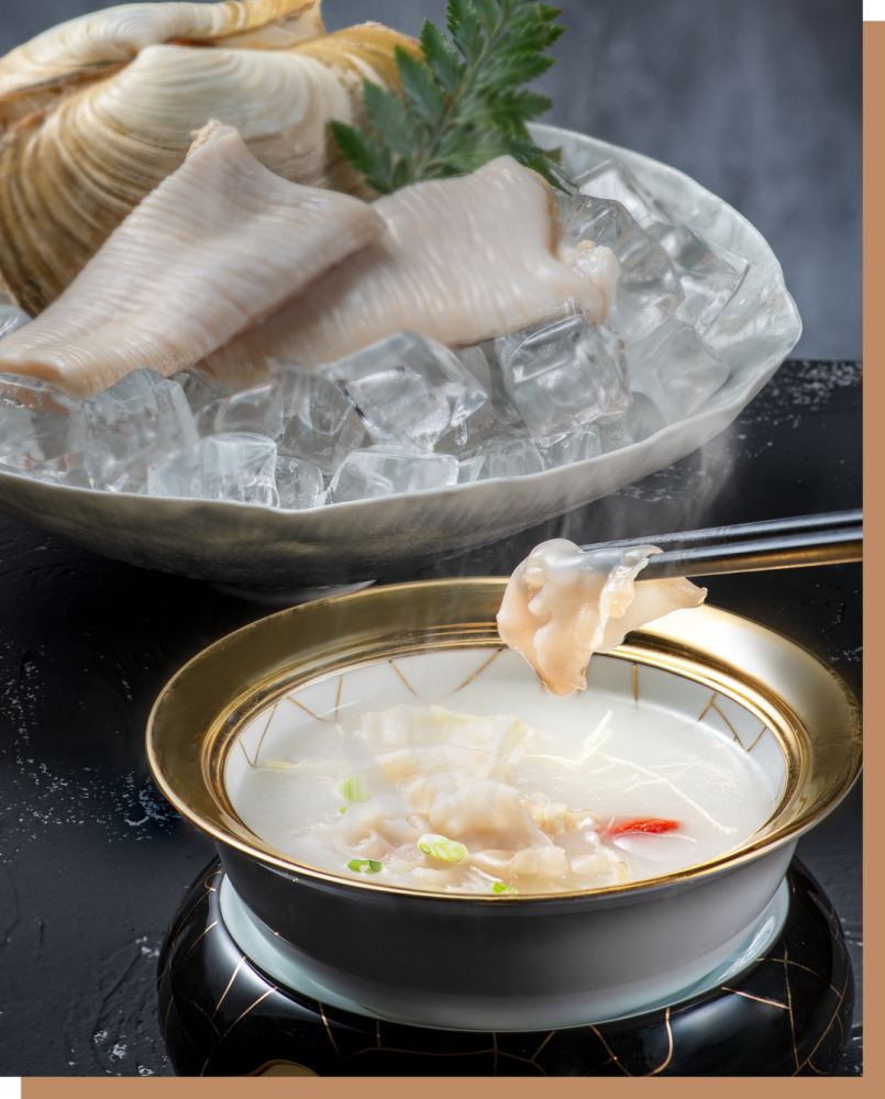 特别烹制的象拔蚌搭配精心熬煮的白米粥水,撒上翠绿葱花点缀,咸鲜的