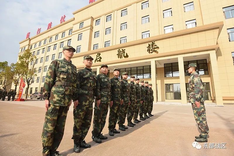 请跟随东微君的镜头一个月时间,他们的转变究竟有多大转眼,火箭军某部