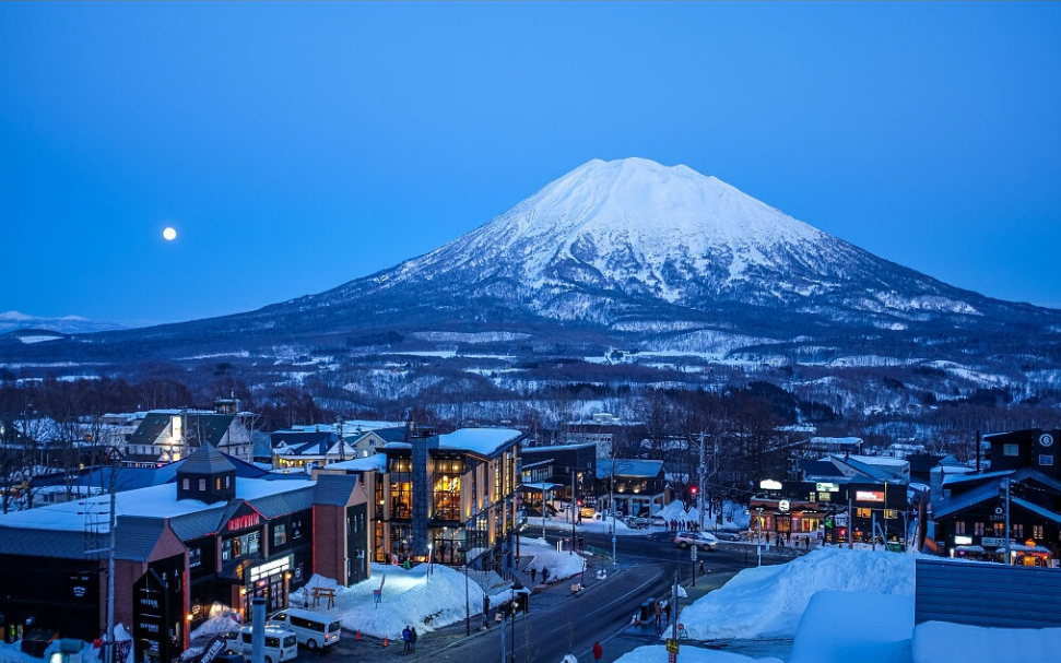 日本北海道是很多滑雪者愛好者的聖地,北海道的雪山有美英,黑嶽,旭川