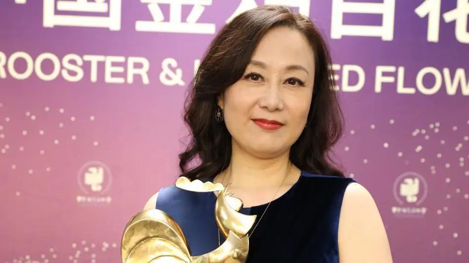 与"蔡菊英"的市井小民相比,吴玉芳之前出演的角色大多是雍容高贵,优雅