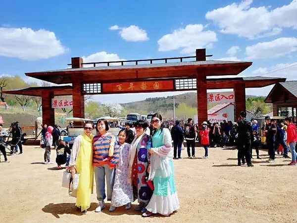 第四届长春莲花山梨花节的主题是"倾城百年颂梨花",将以"古风国韵"为