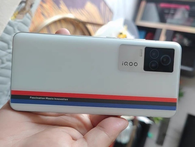 这款iqoo7性价比确实算十分高,由于后来登场的真我gt,红米k40pro起步