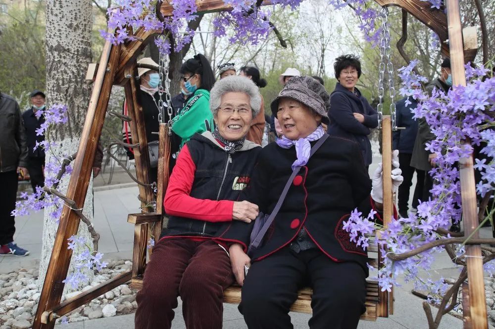 南岗清滨公园分会场启动了"春风十里,遇见你"丁香网红打卡活动.