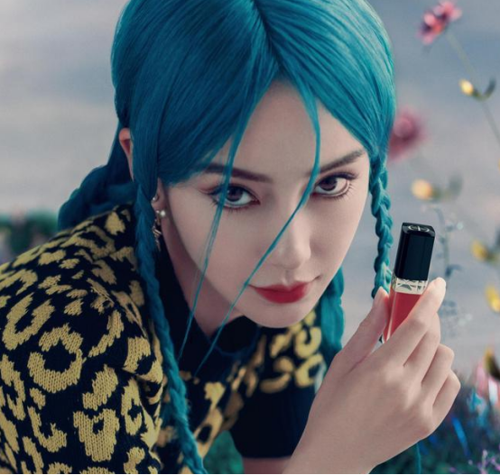 angelababy挑战蓝发人鱼姬造型眼神深邃尽显冷艳气质