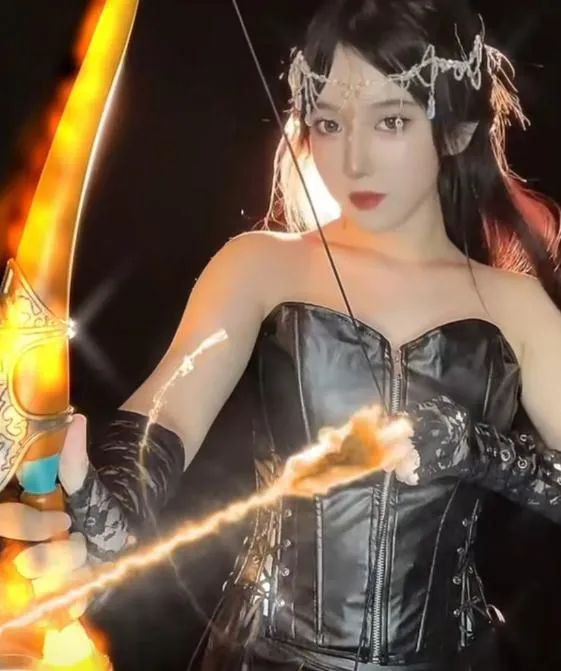 像前段时间呆妹儿去三亚直播,就被吐槽"肚子多少层"之类;她cos王者