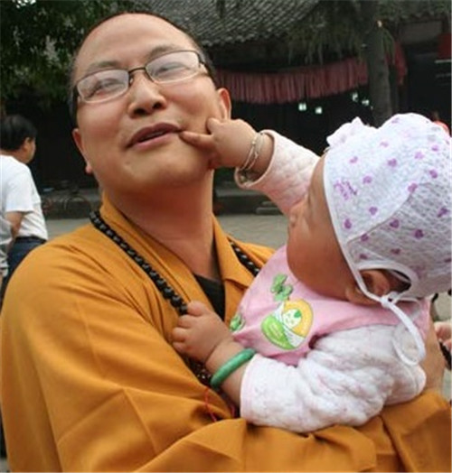 地震时,一住持"破戒"让108罗汉娃降生,面对质疑,他霸气回怼