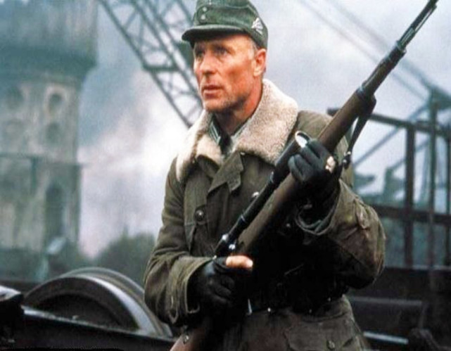 一个月到期后,不管莫洛佐夫有多不愿意,他还是被带离了前线.