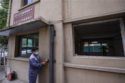 30多年的老建筑今日正式告别人艺食堂传达室雨中谢幕