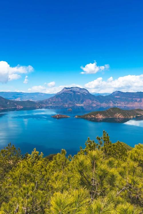 美图壁纸|泸沽湖畔,碧水蓝天