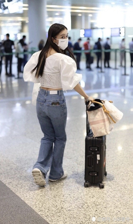 angelababy机场路人镜头下状态好真实,生图即精修,这颜值我酸了
