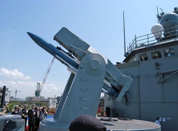 该舰除了装备有招牌一样的ss-n-22导弹外,还装备有sa-n-7型舰空导弹