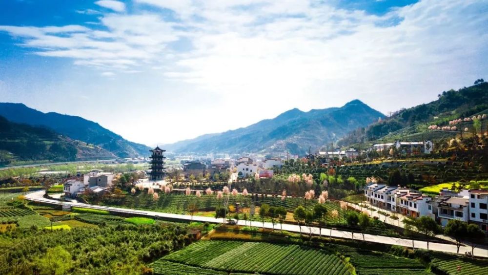 龙头旅游村龙头旅游村位于平利县城东南5公里,平镇公路穿村而过.