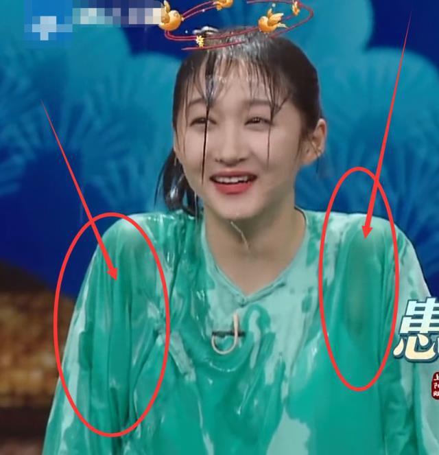 关晓彤忽略了衣服布料,被水泼的满身,看着透亮儿救场也已来不及