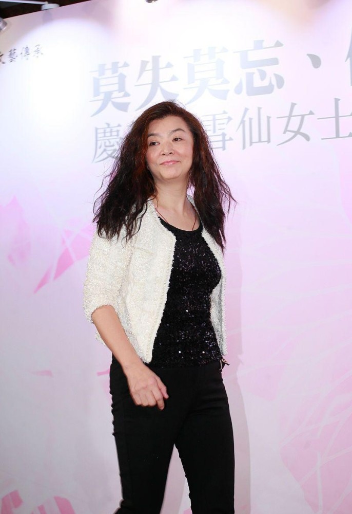 周润发前女友老了真朴素披头散发难掩优雅气质依稀看出了美貌