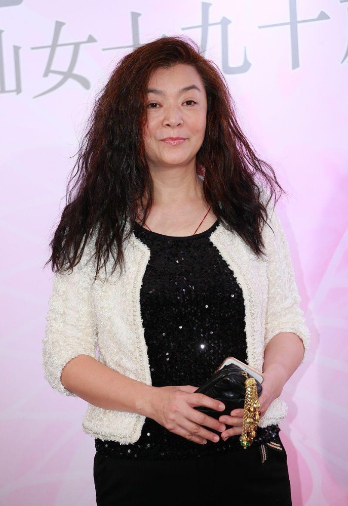 周润发前女友老了真朴素,披头散发难掩优雅气质,依稀看出了美貌_腾讯