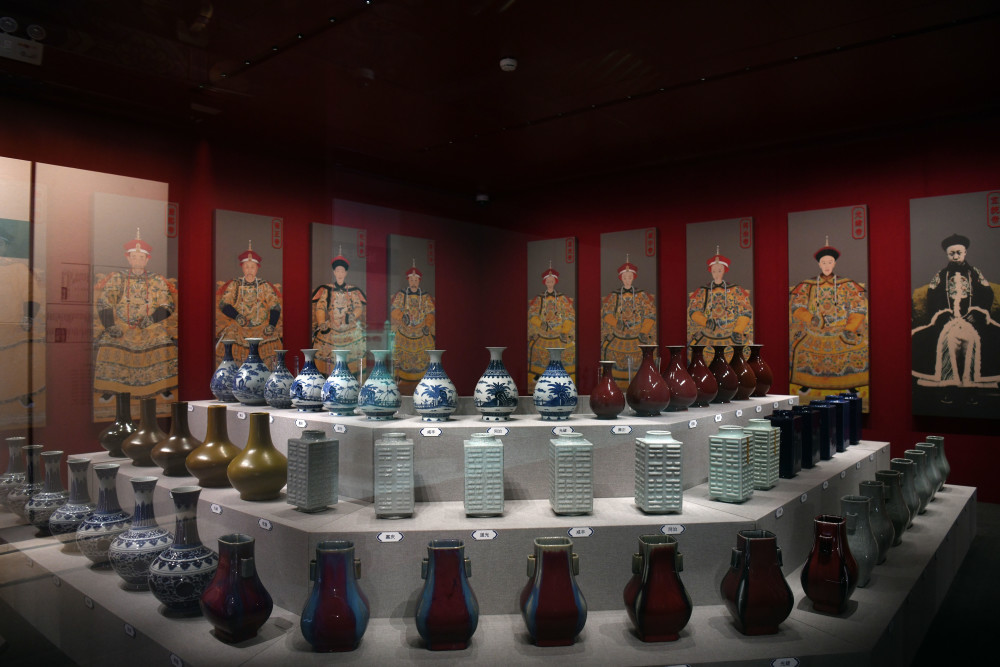 新华社记者 金良快 摄故宫博物院新陶瓷馆内展出的各种釉彩大瓶(4月30