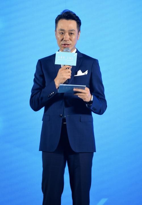 但因戴刘菲属于一财,主持人高源又并非是东方卫视的签约主持人,所以并