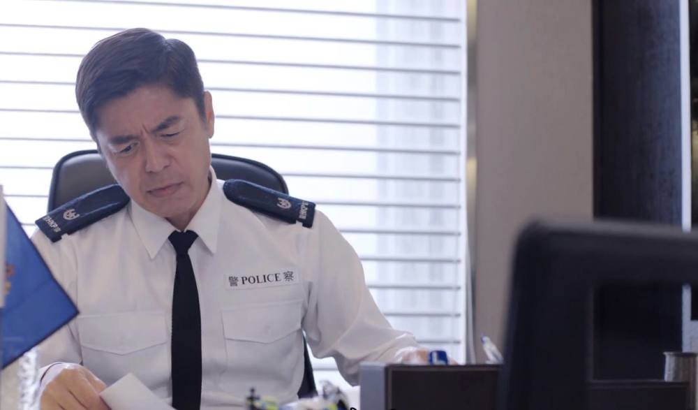 经常演反派的"绿叶王"何启南,这次在《伙计办大事》中饰演警司"蒙sir