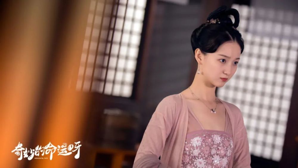 玩世不恭,不拘小节,不墨守成规性格洒脱的离王爷云离(王煜霖 饰)头脑