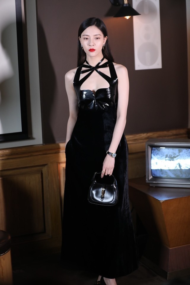 张一山的前女友宋妍霏烈焰红唇配黑色漆皮连衣裙又飒又a