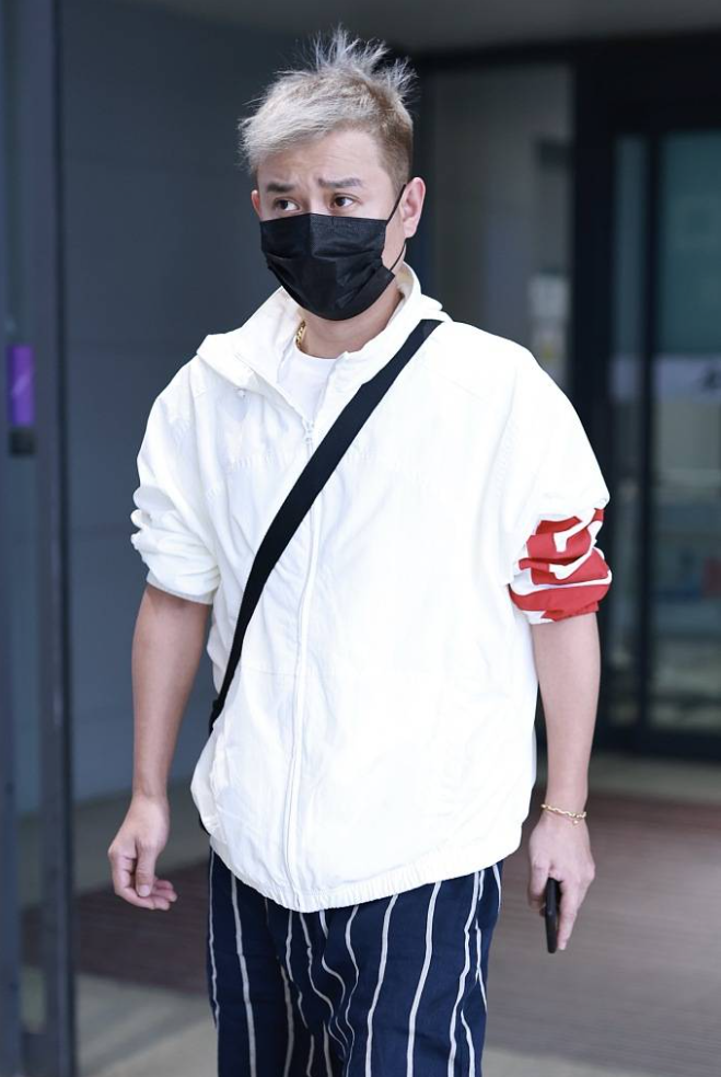 36岁文章近照曝光眼神憔悴身材略发福银灰色头发过于抢镜