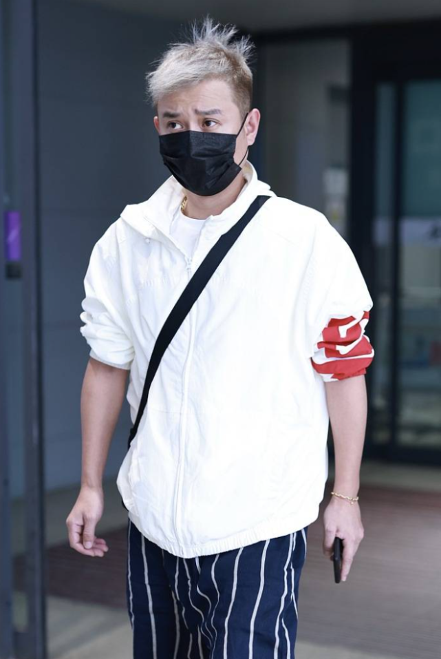 36岁文章近照曝光眼神憔悴身材略发福银灰色头发过于抢镜