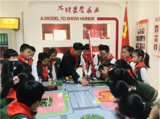 管城区外国语小学走进电车教室学习劳模事迹