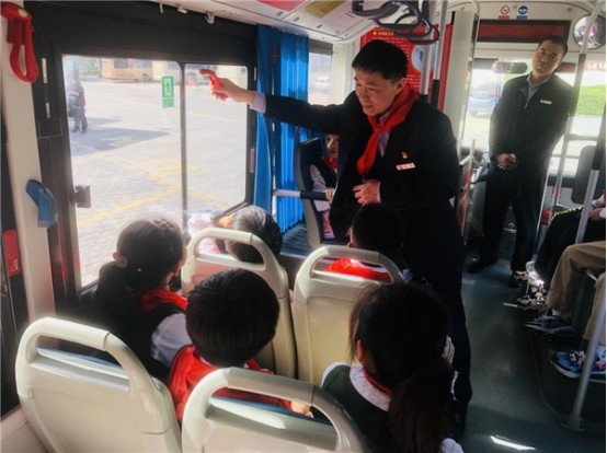 管城区外国语小学走进电车教室学习劳模事迹