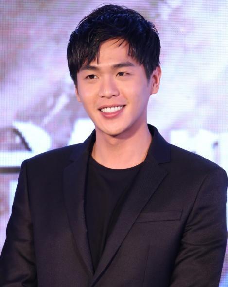 14亿儿子将父亲告上了法庭演员张若昀起诉父亲张健