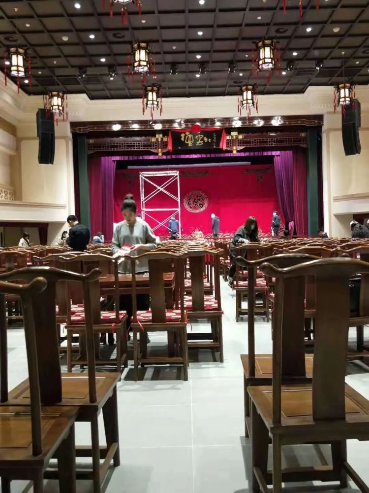 天津德云社雨后挂匾小吃嘛价记者提前探