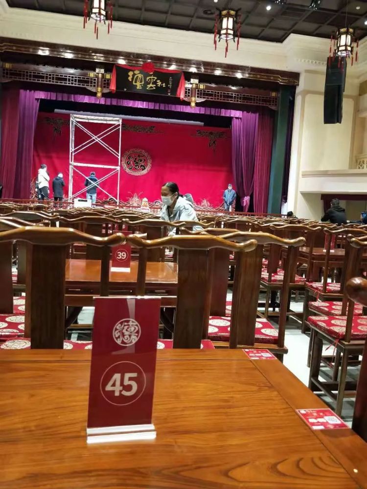 天津德云社雨后挂匾小吃嘛价记者提前探