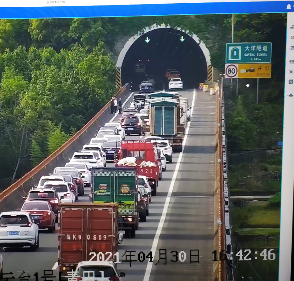 g1513温丽高速k98处,往丽水方向高速出行车流量新高.