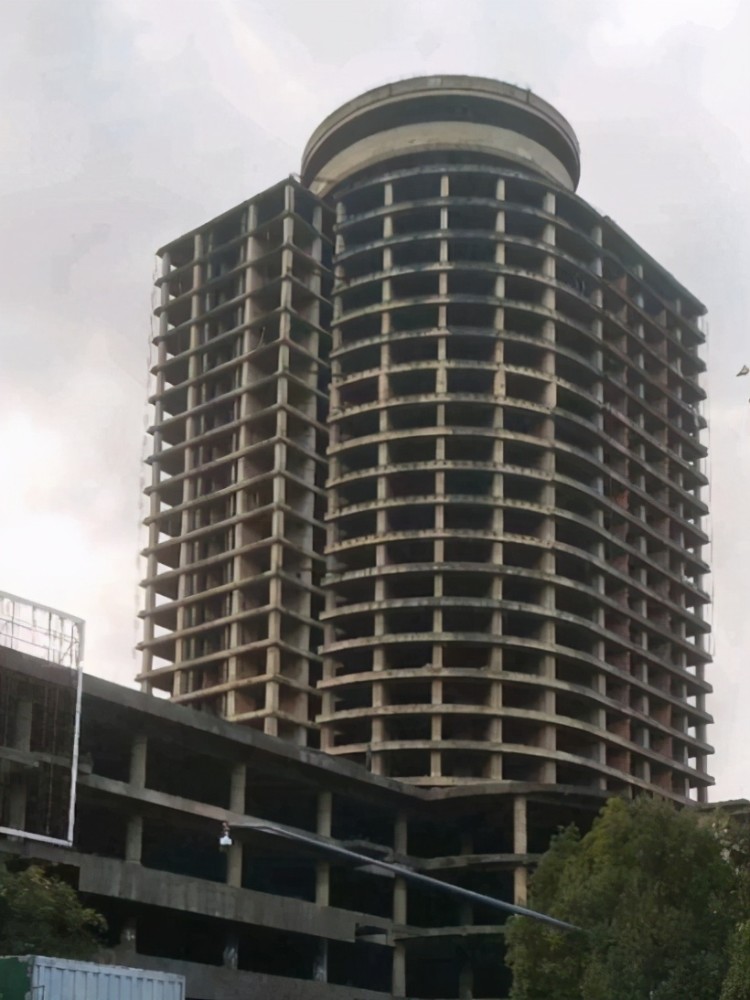 那么鼓楼大厦因为他的地段比较好,再加上他的年代确实比较久了,如果