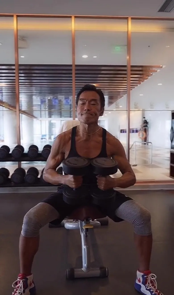 古惑仔郑浩南狭窄舞台献唱,性感辣妹身旁热舞,还俯身给