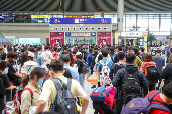 人从众!郑州东站迎来客流高峰,旅客排队如长龙,今天预计发送20万人次