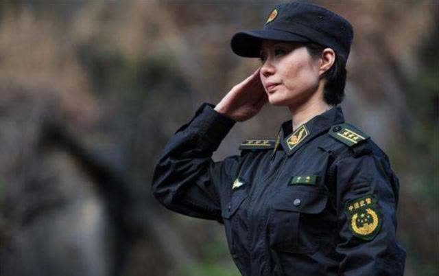 她17岁就进女子特警队,现在已大校军衔,老公却是一普通保安