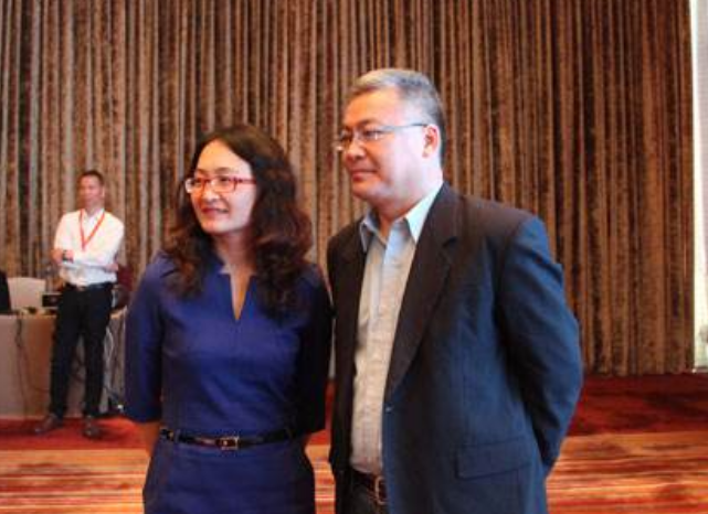 他在央视主持节目28年,上镜从来不化妆,因嫌麻烦,妻子是主持人