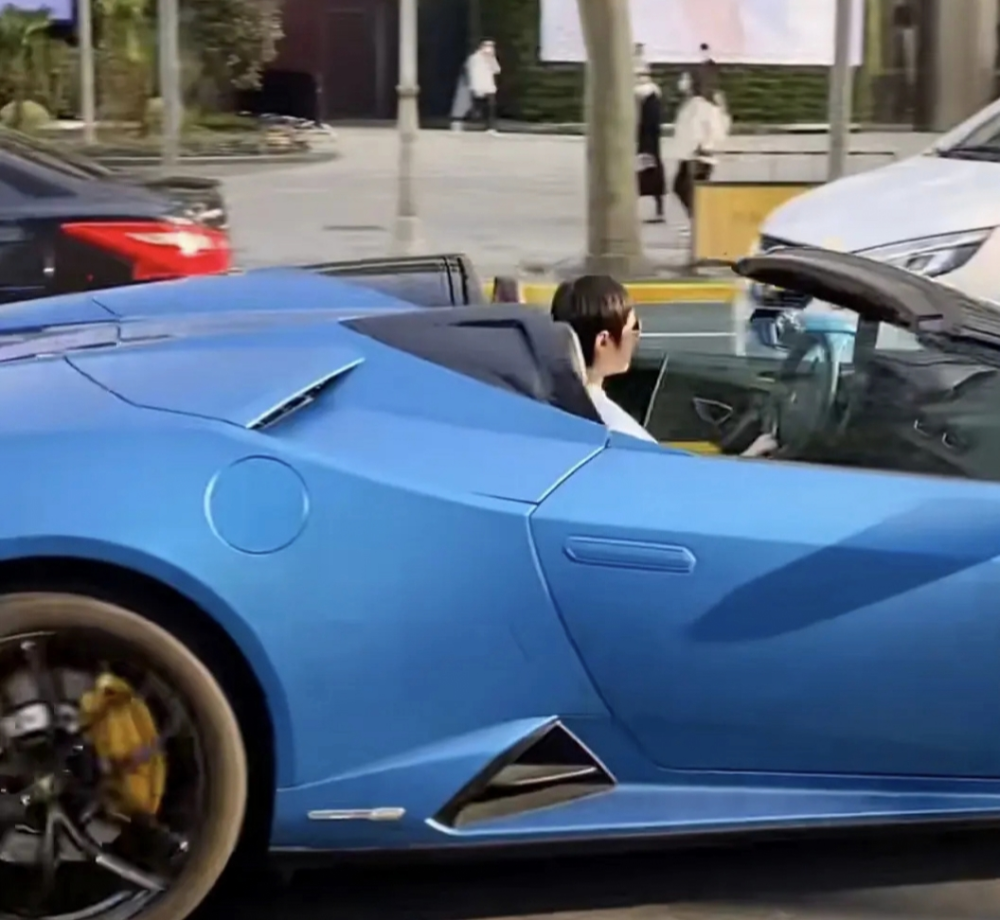 邓超注销工作室后,孙俪开320万豪车逛街,曾被曝片酬高达6000万