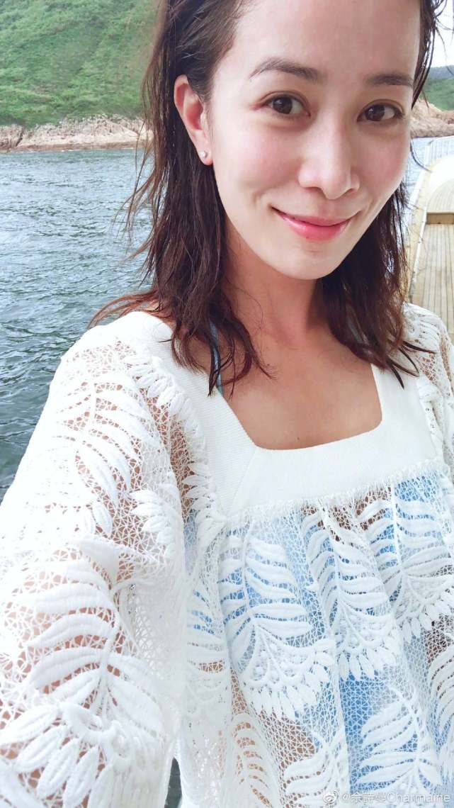 但是佘诗曼似乎一点变化都没有,多张照片中,几乎都是她的素颜照,这样