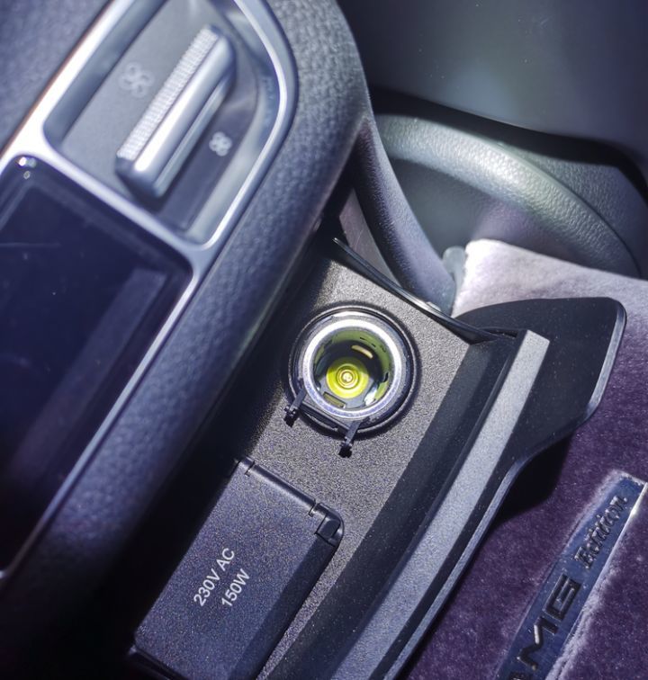 点烟器内干净无灰尘,基于以上,可以排除车辆泡水的可能性.