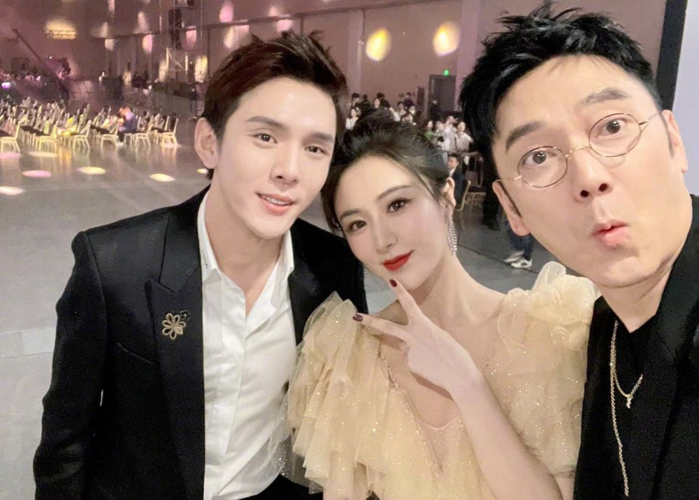 知名歌手卑微求合影娱乐明星真的不如网红了