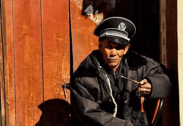 学校保安不只是看大门的爷爷辈当学校保安何以保障师生安全