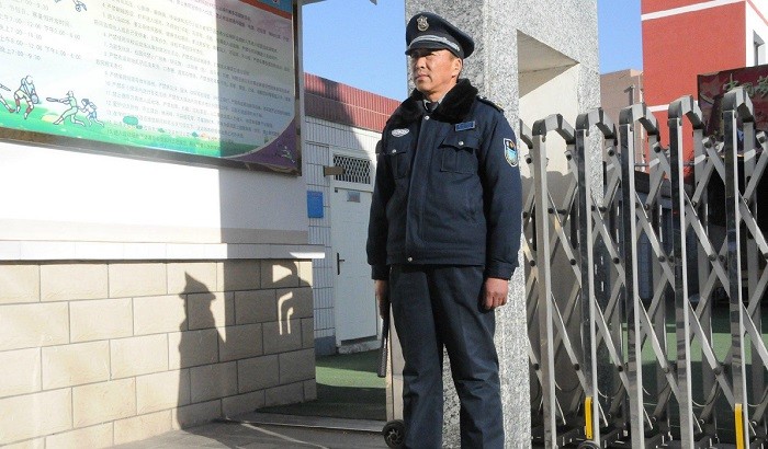 学校保安不只是看大门的爷爷辈当学校保安何以保障师生安全