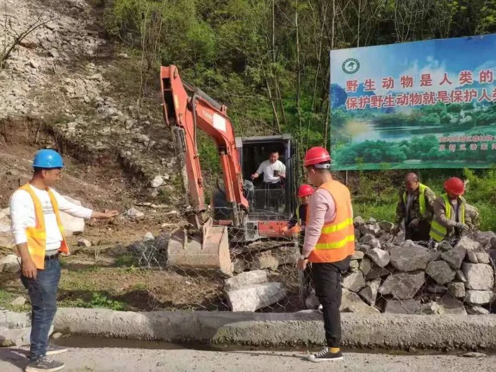 4月30日,宝鸡市公路局邀请省交通规划设计院地质专家对潘太路崩塌卸载