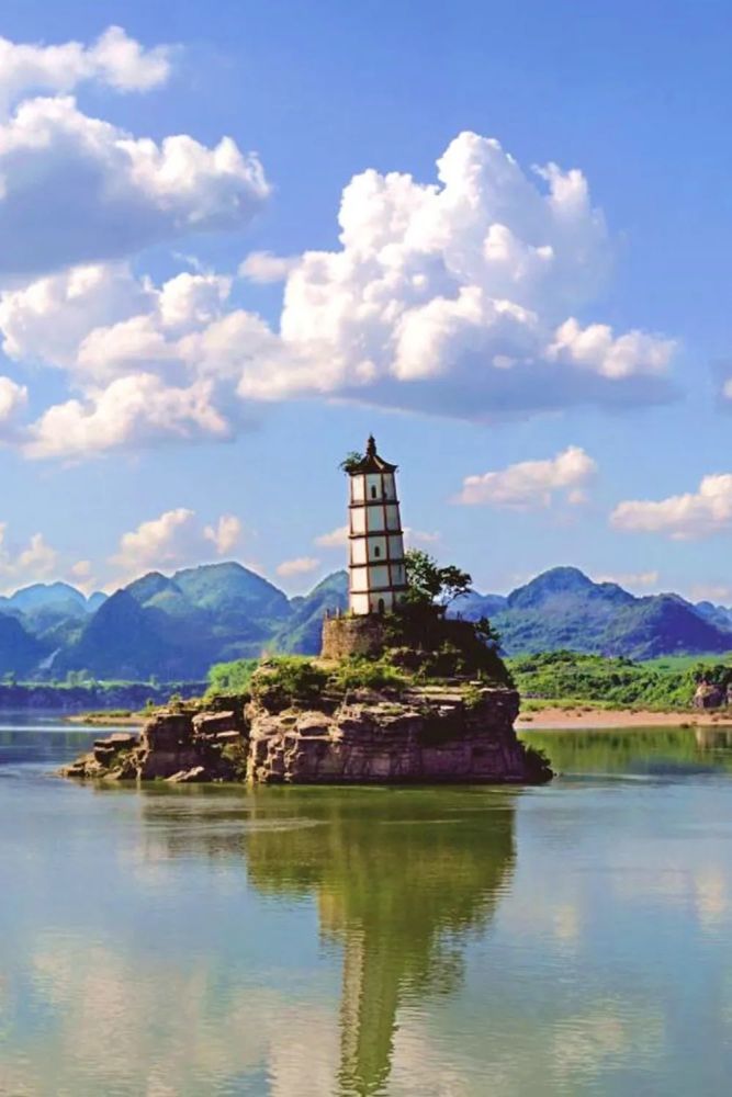 左江斜塔,又名归龙塔,是世界八大斜塔之一,位于崇左市城区东北二公里