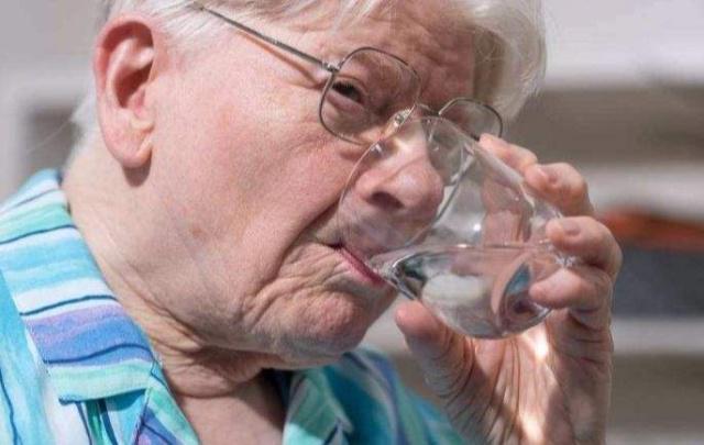 不论男女,早起口干口渴,异味大,可能在暗示这种病,别大意了