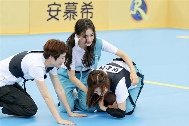 杨颖公主抱张含韵李晨惨当工具人奔跑吧9让快乐无限续航